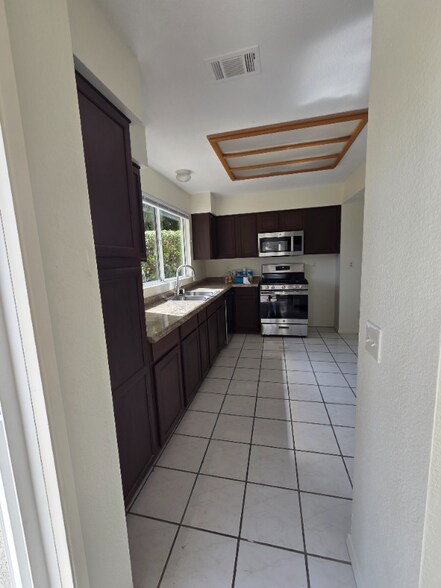 Building Photo - 43290 Corte Almeria