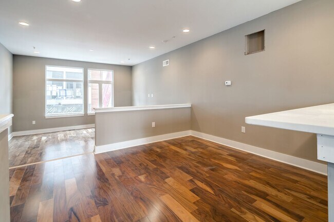 Building Photo - Northern Liberties Townhome with Garage