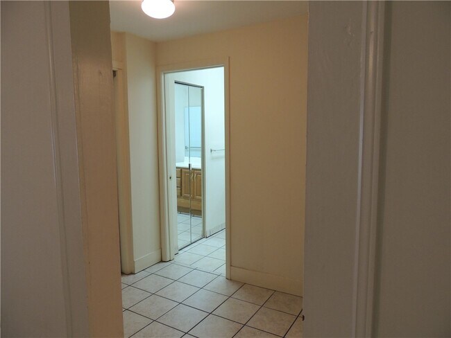 Building Photo - 803 Kings Rd