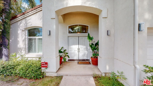 Building Photo - 4950 Densmore Ave