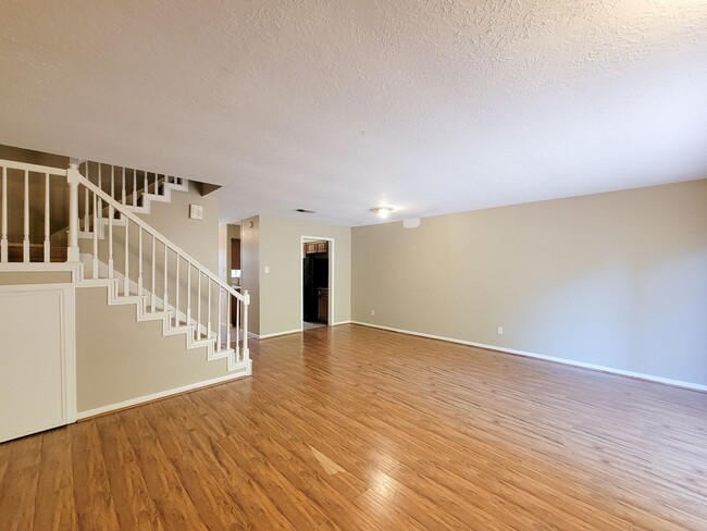 Building Photo - Quite neighborhood town home with gate, ne...