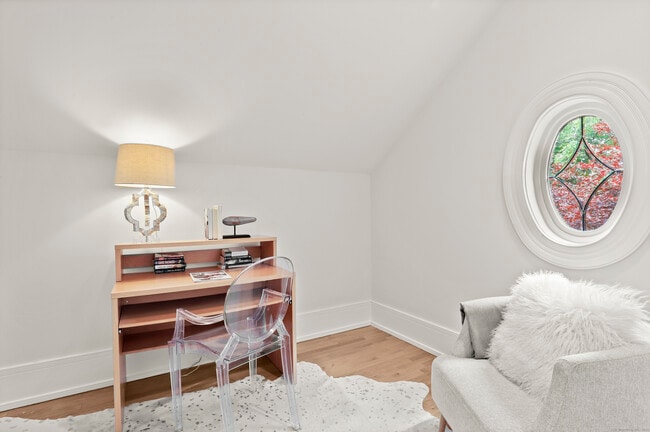 Building Photo - 7 Mayflower Ln