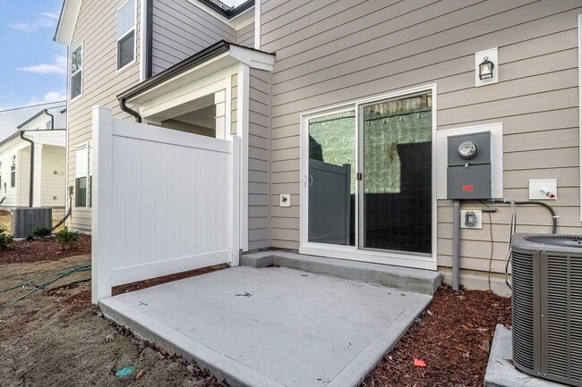 Building Photo - 3/2.5 Townhome Close to Southpoint w/ Garage!