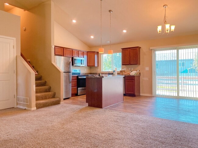 Building Photo - Beautiful 3 bed 2 bath house $1995, Glenmo...