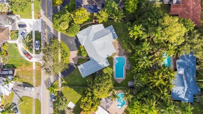 Building Photo - 812 Holly Ln