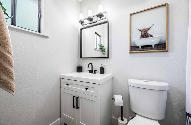 Building Photo - AMERICANA Property Mgmt - Fully furnished ...