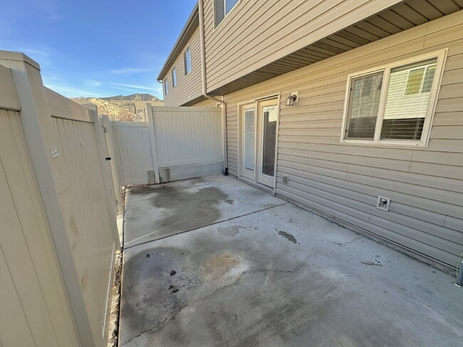 Building Photo - "Charming 3-Bed Townhouse in Cedar City – Spacious 1365 Sq Ft with 2.5 Baths!"