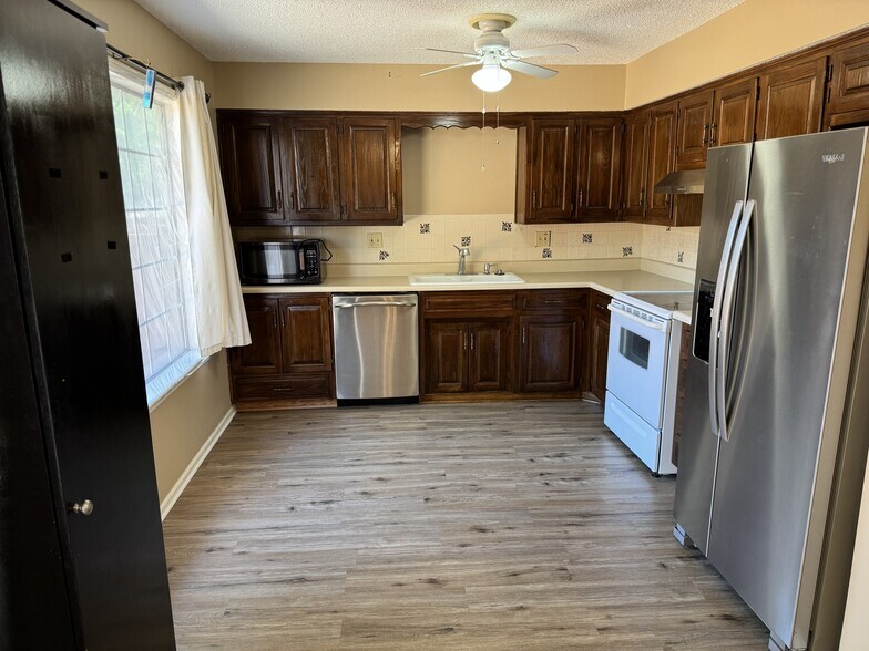 Building Photo - 10121 Edelweiss Cir
