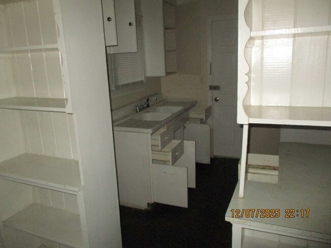 Building Photo - 1415 N Davis St