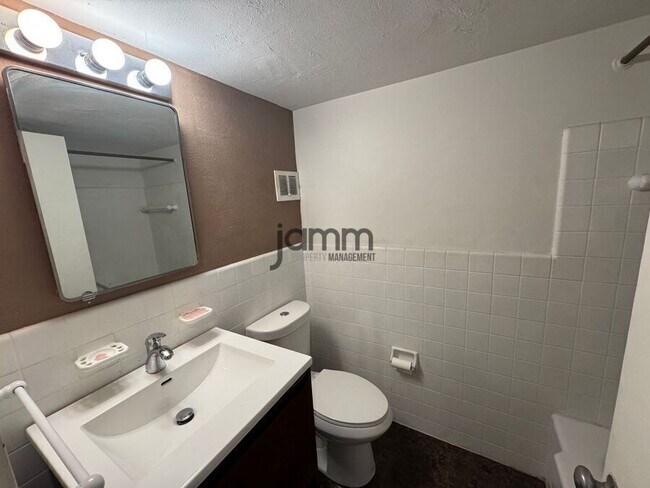 Building Photo - 11820 Edgewater Dr