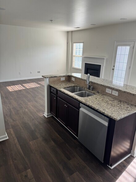 Building Photo - 1818 Fleetwood Dr