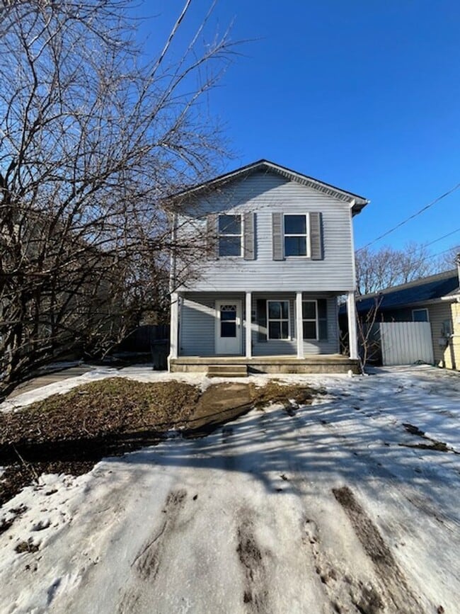 Building Photo - 820 Charles Ave