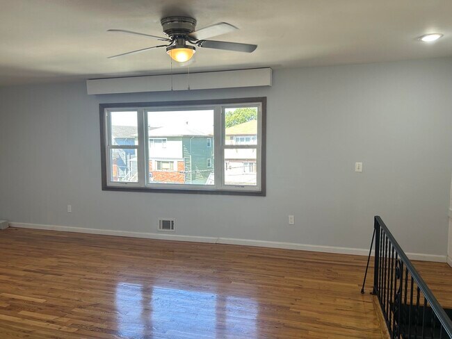 Building Photo - 56 Isabella Ave