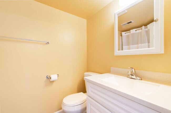 Building Photo - Beautifully remodeled condo in Smokey Hill - Available May 1st!!