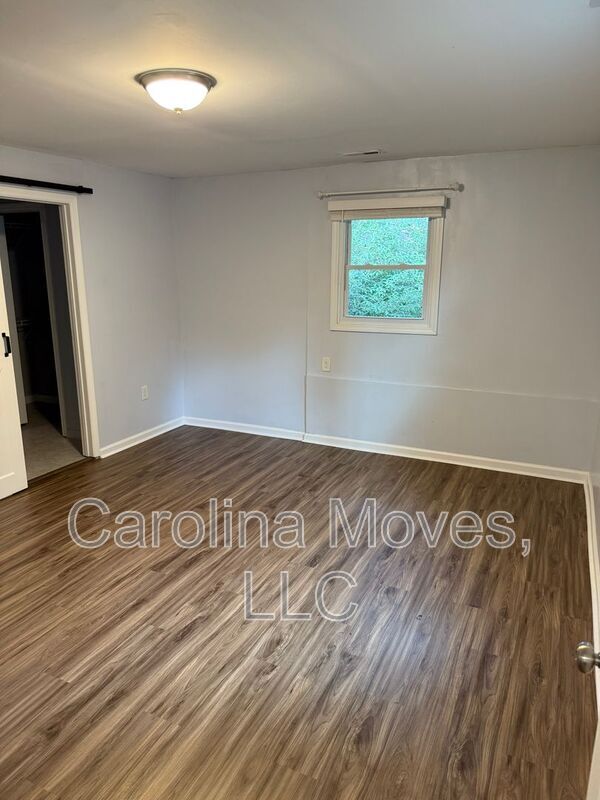 Building Photo - 16 Flower Dr