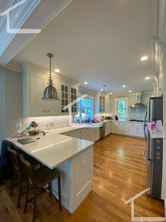 Building Photo - 7/1 Massive, renovated 5BR/3.5BA near Wash...