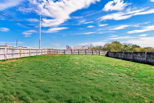 Building Photo - 3460 Oak Creek Dr