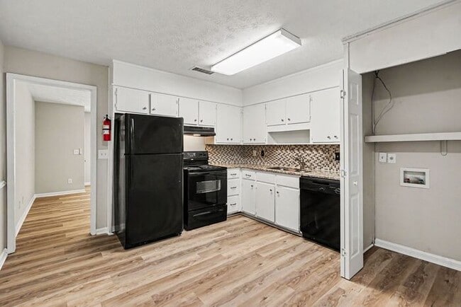 Building Photo - 2BR/1BA Duplex Conveniently Located Off Pleasant Hill & Cruse Rd!