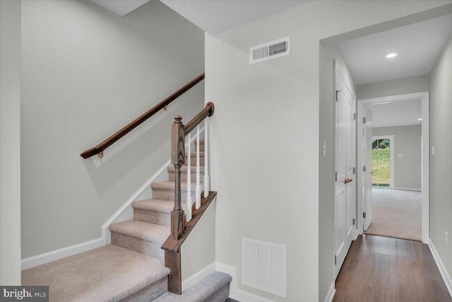 Building Photo - 40 Hamilton Ct