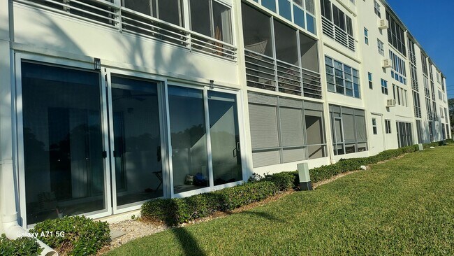 Building Photo - 1072 Yarmouth E