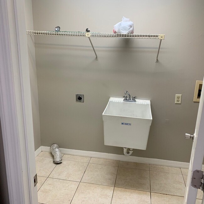 Building Photo - SHARP 4/2/2 SPRING HILL