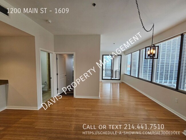 Building Photo - Downtown condo with roof top pool & concie...