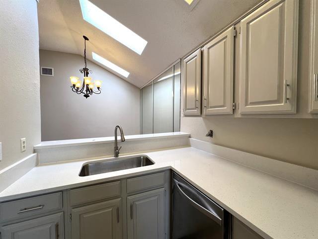 Building Photo - 5013 Hearthcrest Dr