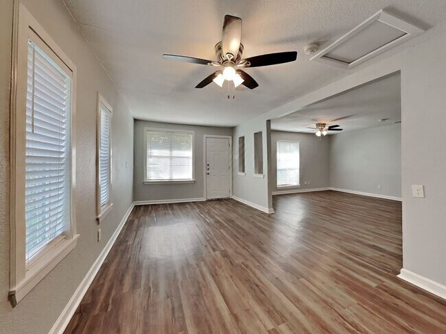 Building Photo - 1724 Spring Lake Dr
