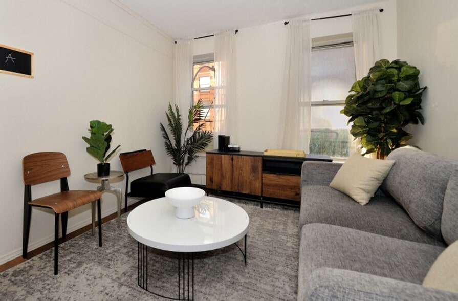 Building Photo - 348 W 38th St