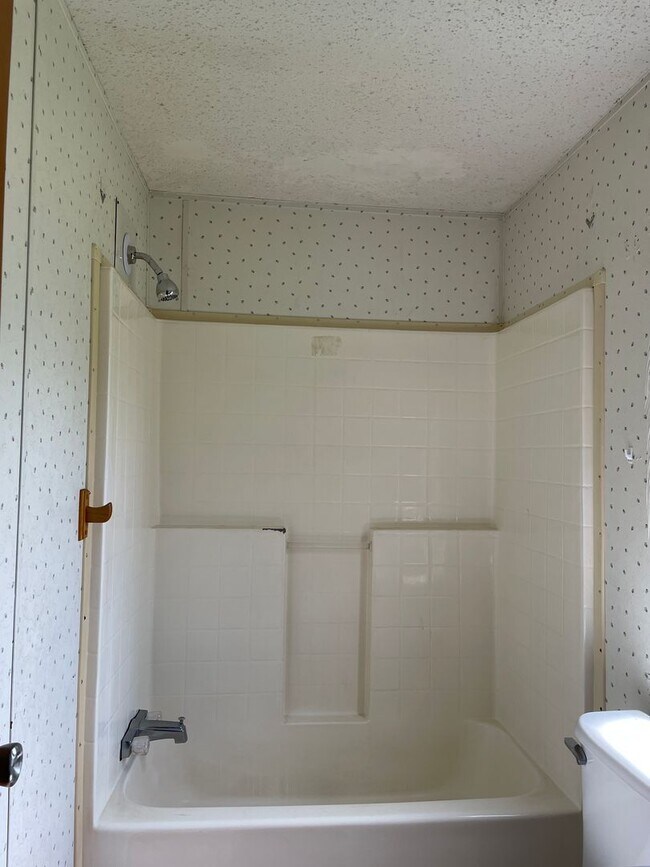 Building Photo - Country living with spacious front and backyard - 3 beds/ 2bath available now!!