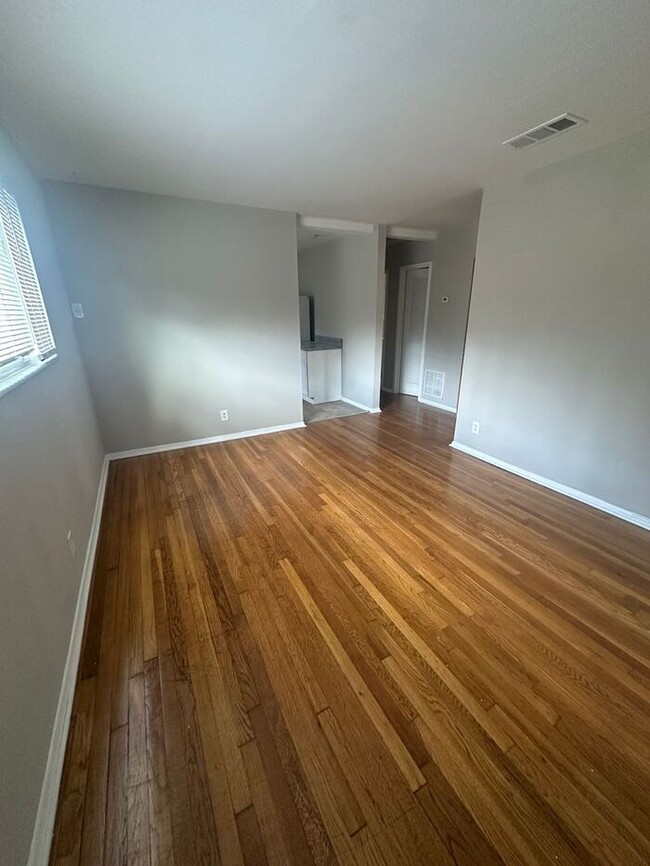 Building Photo - NOW READY! 1 BEDROOM 1 BATHROOM UNIT IN AT...