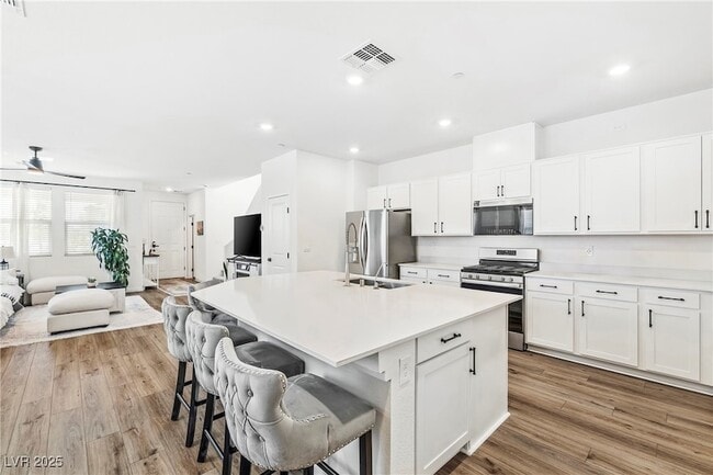 Building Photo - 2734 Fantoni St