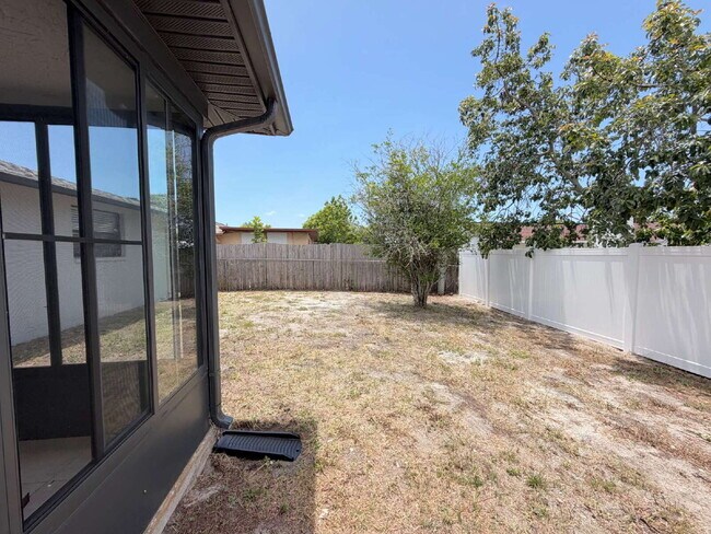 Building Photo - Spacious 2/2 with home with fenced yard in great Port Richey location.