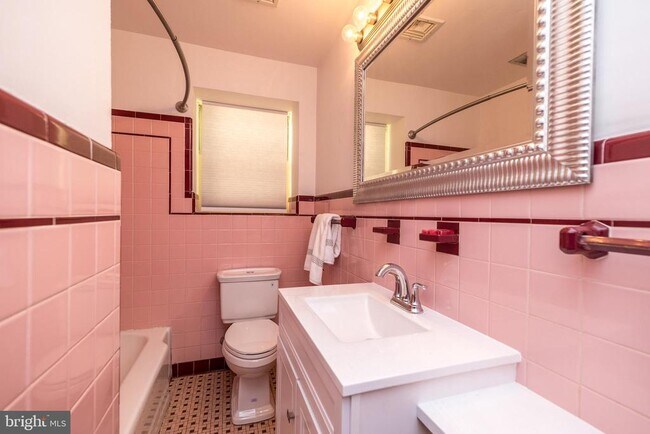 Building Photo - 932 Croton Rd