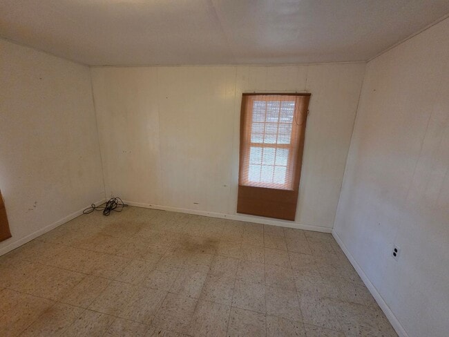 Building Photo - 3 Bedroom 1950's Home with Large Fenced Yard Available 1/12/26