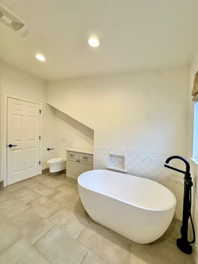 Building Photo - Riverfront Gated 2 Bedroom Luxury Condo!!