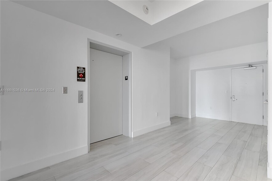 private elevator - 1010 Brickell Ave