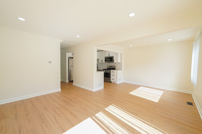 Building Photo - 621 Breakers Point