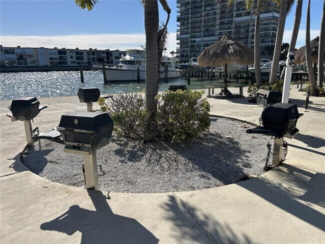 Building Photo - 7625 Sun Island Dr S