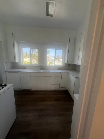 kitchen - 800 N Mansfield Ave