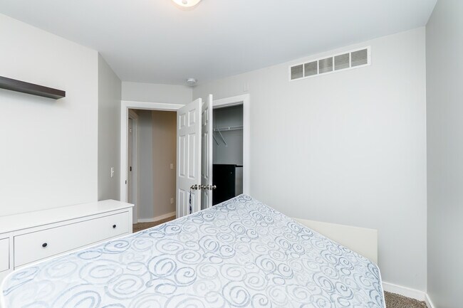 Building Photo - 402 Koch Ave
