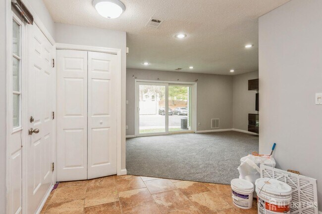 Building Photo - 705 Sunshine Ct