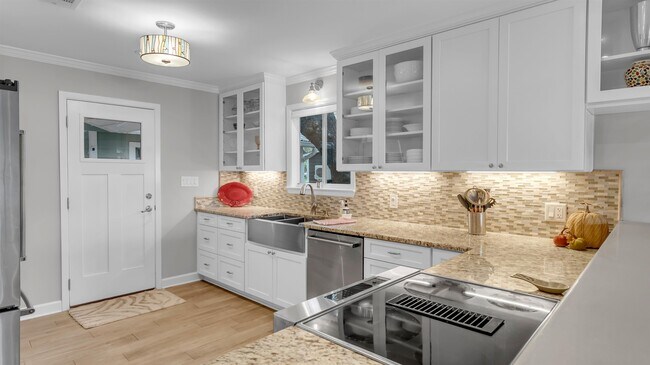 Building Photo - 207 Elm Lodge Dr