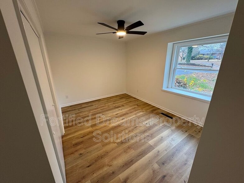 Building Photo - 5265 Country Club Rd