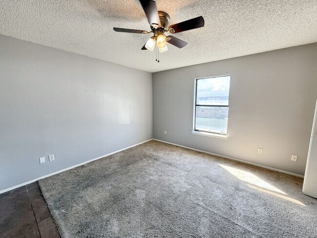Building Photo - Charming 2-Bedroom Brick Home with Spaciou...