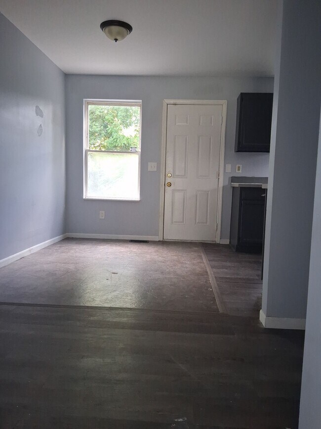 Building Photo - 133 W Warren Ave