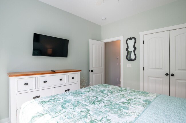 Building Photo - NEW, CLEAN OFF-SEASON RENTAL END OF MARCH THROUGH MID-MAY