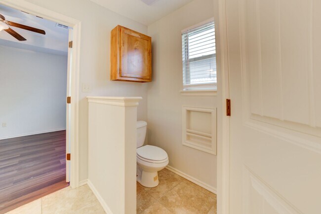 Building Photo - 3 Bed | Bath in Broken Arrow!