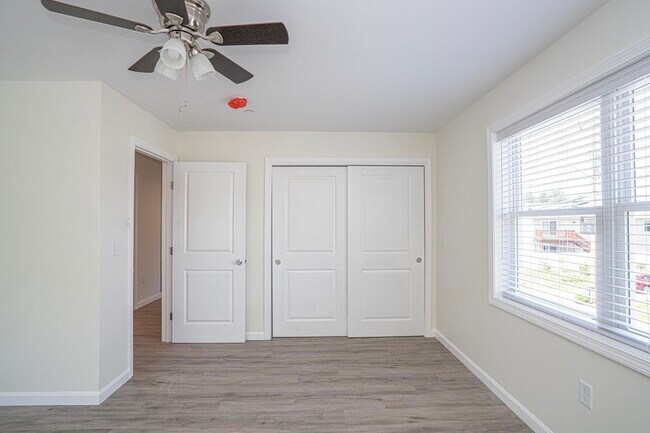 Building Photo - 984 Sharon St