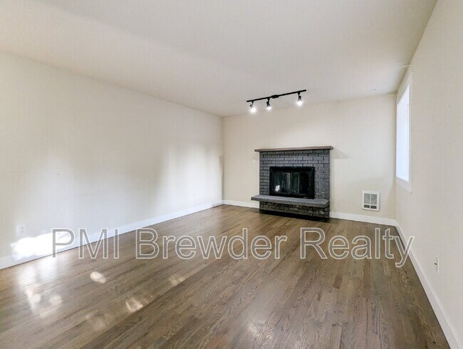 Building Photo - 7 E McGill Ave